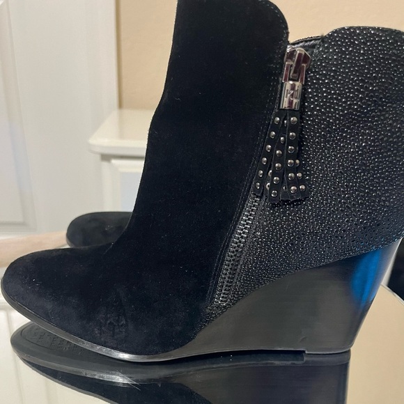 Karl Lagerfeld Black Suede Stingray Leather Julita Ankle Boots Women's. - Picture 2 of 10